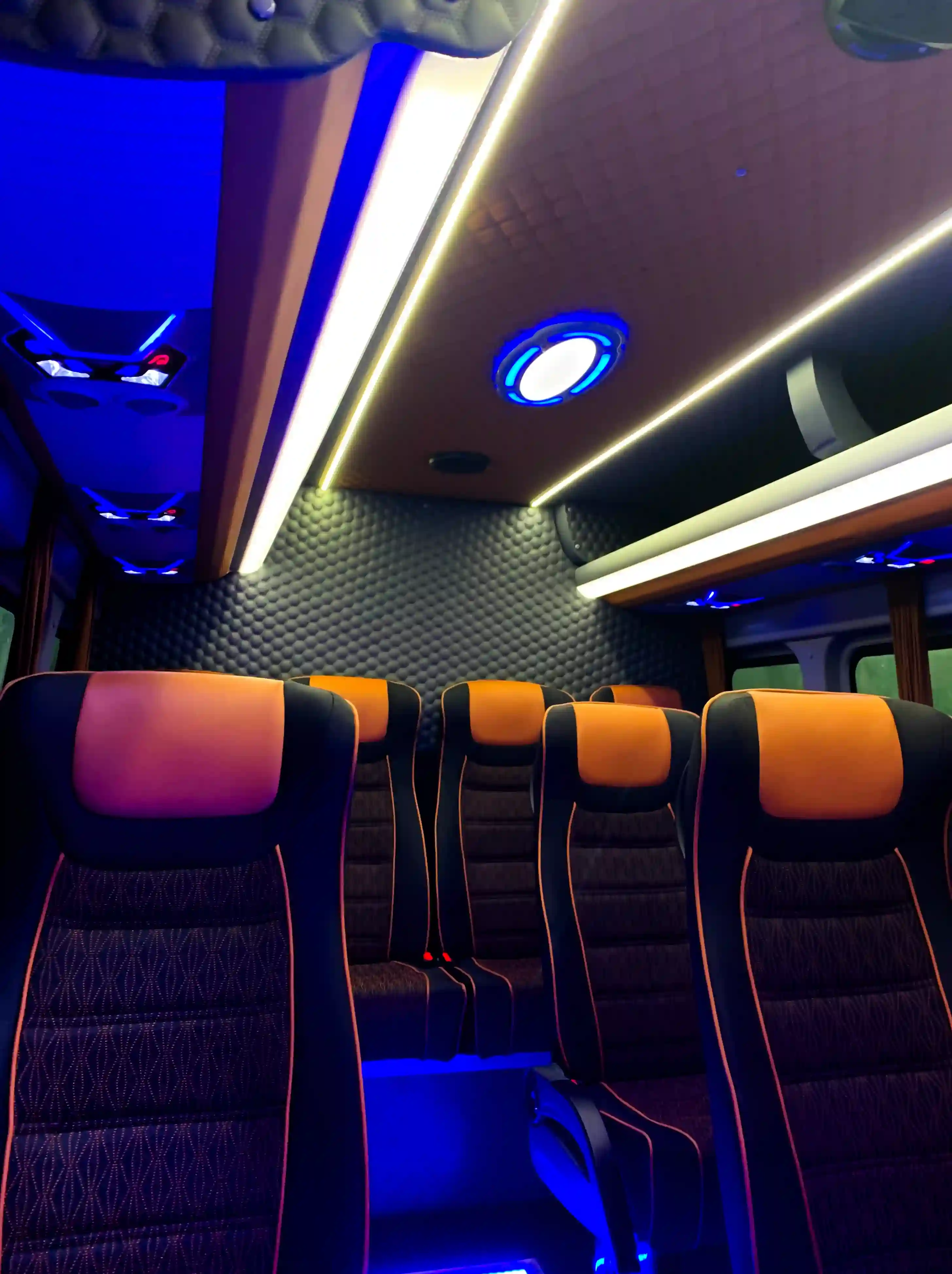 Véhicule de transport touristique aménagé par FABUS, vue extérieure.